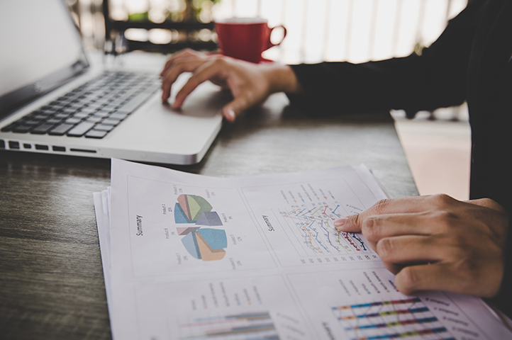 Persona realizando un reporte de ventas